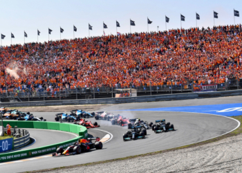 CIRCUIT ZANDVOORT, NETHERLANDS - SEPTEMBER 05: Max Verstappen, Red Bull Racing RB16B, leads Sir Lewis Hamilton, Mercedes W12, Valtteri Bottas, Mercedes W12, Pierre Gasly, AlphaTauri AT02, Charles Leclerc, Ferrari SF21, Carlos Sainz, Ferrari SF21 and the rest of the pack at the start during the Dutch GP at Circuit Zandvoort on Sunday September 05, 2021 in North Holland, Netherlands. (Photo by Jerry Andre / LAT Images)