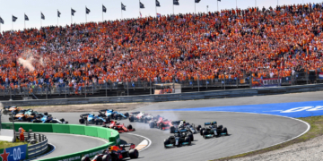 CIRCUIT ZANDVOORT, NETHERLANDS - SEPTEMBER 05: Max Verstappen, Red Bull Racing RB16B, leads Sir Lewis Hamilton, Mercedes W12, Valtteri Bottas, Mercedes W12, Pierre Gasly, AlphaTauri AT02, Charles Leclerc, Ferrari SF21, Carlos Sainz, Ferrari SF21 and the rest of the pack at the start during the Dutch GP at Circuit Zandvoort on Sunday September 05, 2021 in North Holland, Netherlands. (Photo by Jerry Andre / LAT Images)